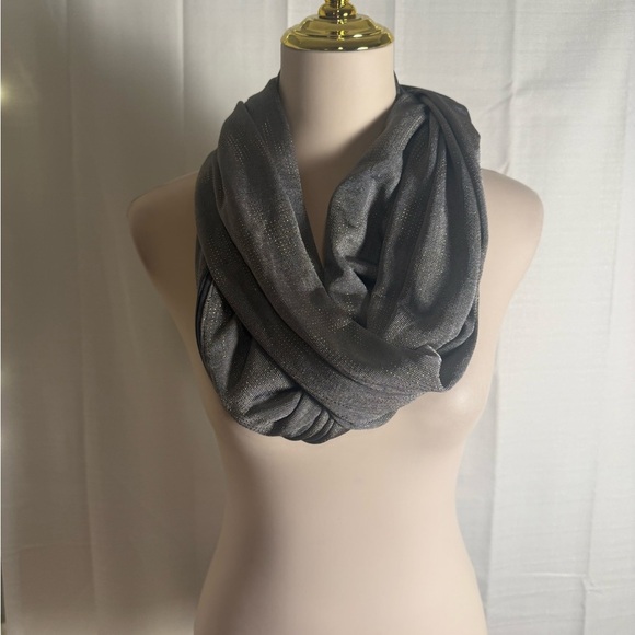 Sholdit Versatile Gray Infinity Scarf Soft Lightweight Accessory with Pocket - Picture 2 of 7